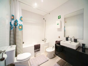 Combined shower/tub, towels