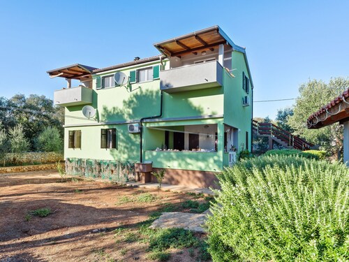 Rustic Cottage in Silba With Garden