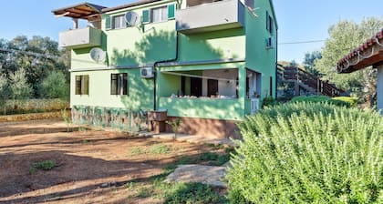 Rustic Cottage in Silba With Garden