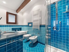 Ferienhaus | Badezimmer | Dusche, Handtücher