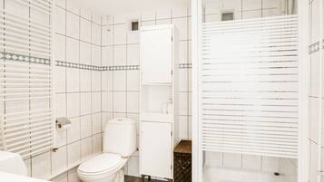Een douche, handdoeken