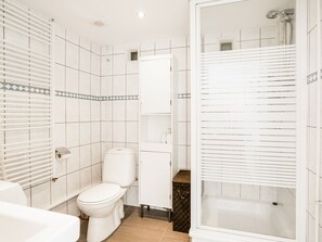 Een douche, handdoeken