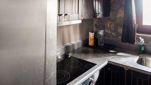 Villa | Private kitchen - Traditional Holiday Home in Pella With Garden (Edessa)