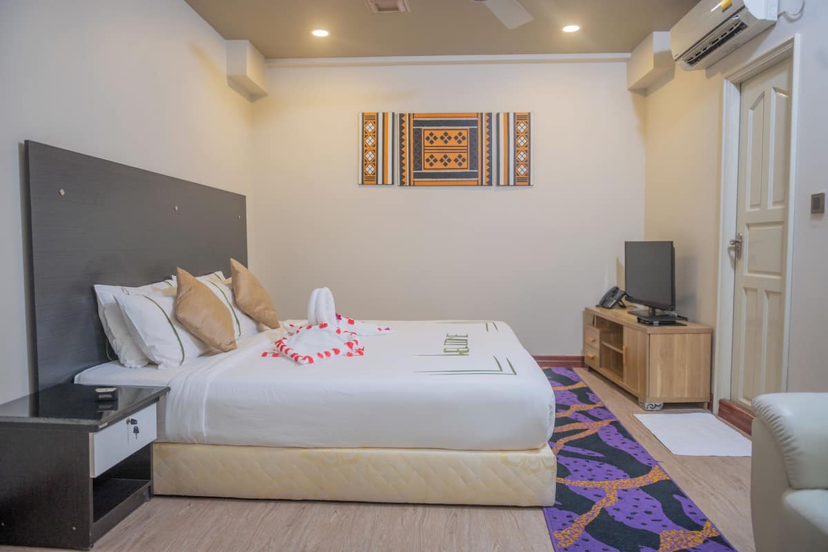 Quarto casal ou duplo standard | Roupas de cama antialérgicas, edredons de pluma, camas Tempur-Pedic