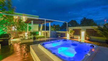 Outdoor spa tub