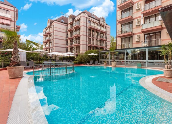 Seasonal outdoor pool, pool umbrellas, sun loungers