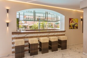 2 bars, bar en bord de piscine