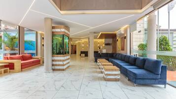 Área de estar no saguão