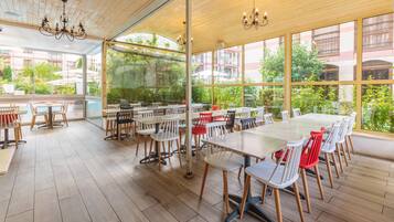 2 restaurantes, é servido jantar