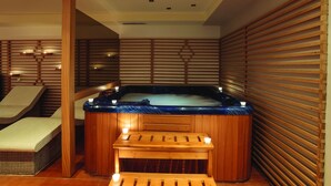 A spa room with a hot tub, wooden benches, and a massage table. - Apart Hotel Tarsis Club (Sunny Beach)