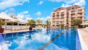 Piscina externa sazonal, guarda-sóis, espreguiçadeiras