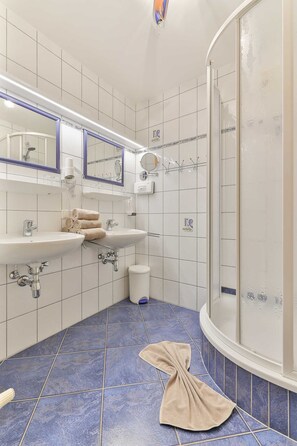 Haartrockner, Handtücher, Seife, Toilettenpapier