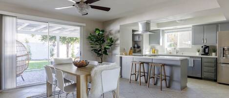 冷蔵庫、電子レンジ、オーブン、コンロ