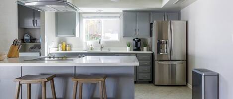 Réfrigérateur, micro-ondes, four, plaque de cuisson