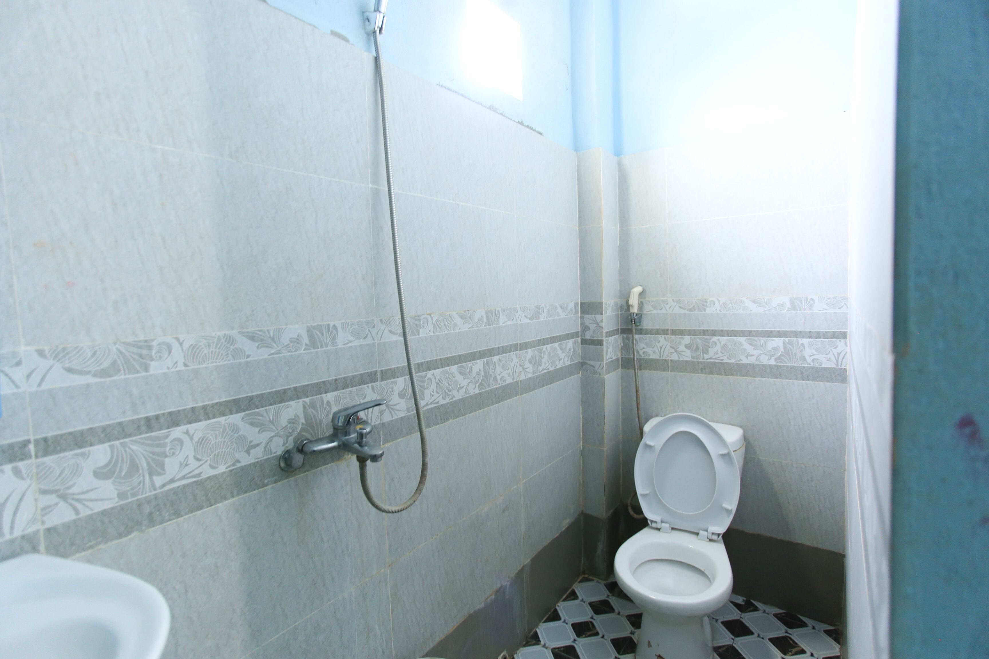 Kamar Double Standar (Spot on) | Kamar mandi | Shower, perlengkapan mandi gratis, sandal, dan handuk