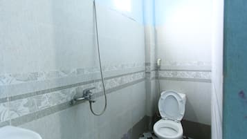 Kamar Double Standar (Spot on) | Kamar mandi | Shower, perlengkapan mandi gratis, sandal, dan handuk