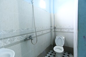 Doppia Standard (Spot on) | Bagno | Doccia, set di cortesia gratuito, pantofole, asciugamani