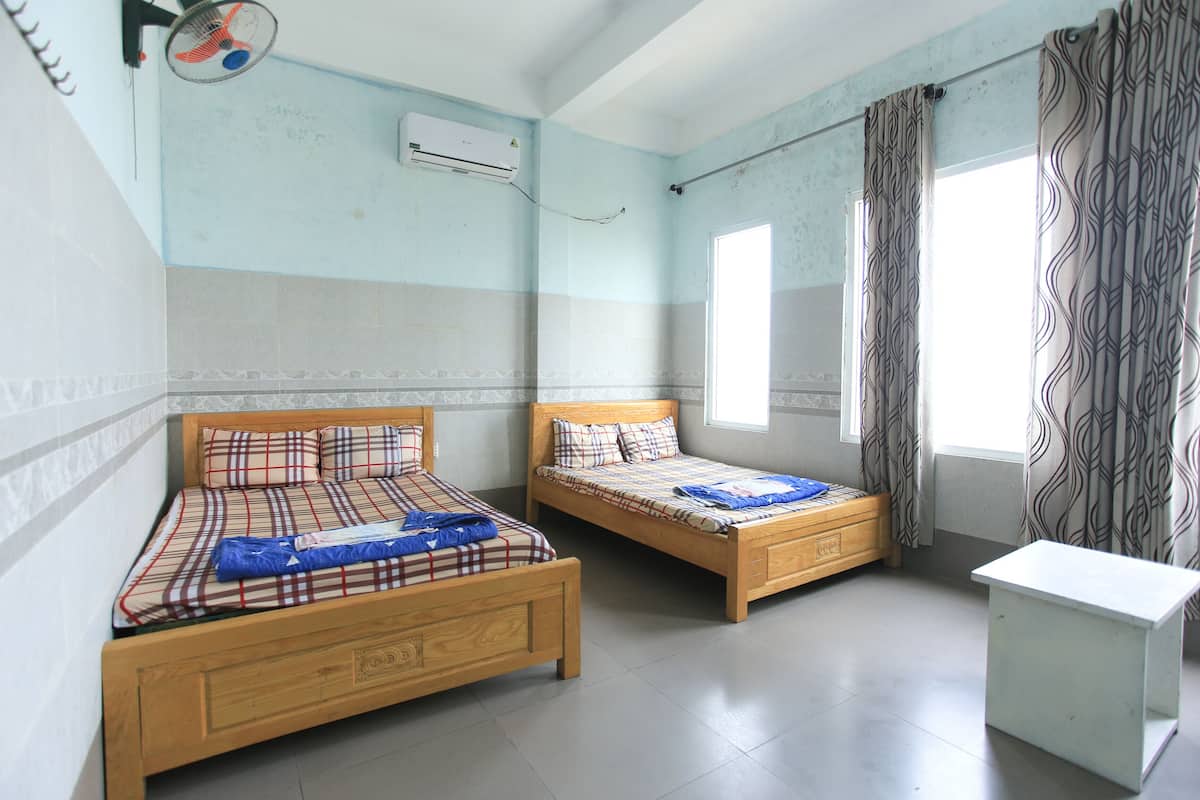 Spot on Deluxe Family Room | Minibar, desk, free WiFi