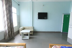 Familierom (Spot on Deluxe) | Oppholdsområde | En 32-tommers Flatskjerm-TV med kabel-kanaler samt TV