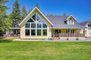 Exterior - Hot Tub, Deck + Game Room: Port Angeles Home (Port Angeles)