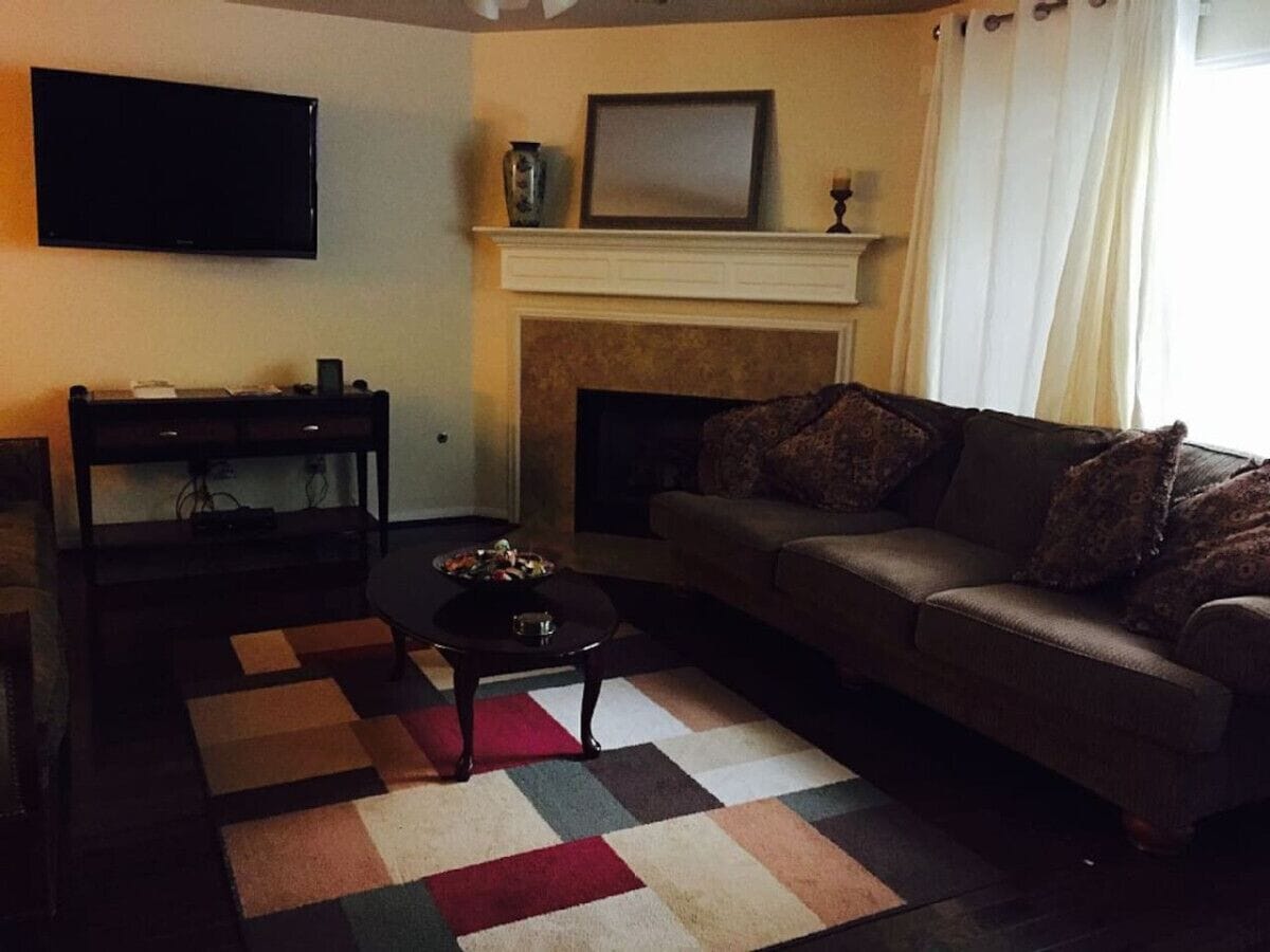 Una Smart TV, una chimenea