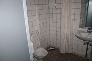 A bathroom with a toilet, shower, and sink. - Danhostel Sakskøbing (Sakskobing)