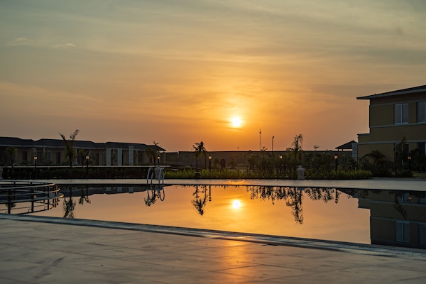 Piscina a l'aire lliure (horari: 08:00-18:00) i gandules