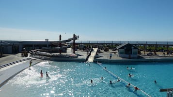 Sisäuima-allas, aurinkotuoleja