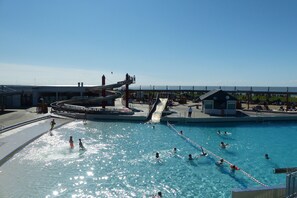 Piscine couverte, chaises longues