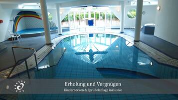 Piscine couverte, chaises longues