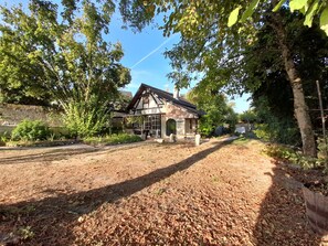 Property grounds - Charming House with Terrace & Garden, Near La Roche-Posay Town Center (La Roche-Posay)