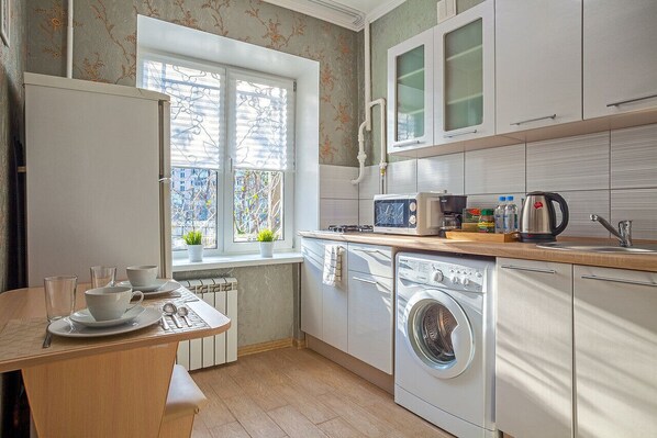 Business Apartment | Private kitchen | Full-sized fridge, microwave, stovetop, electric kettle