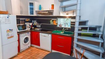 KylskÄp, mikrovÄgsugn, ugn och spishÀll