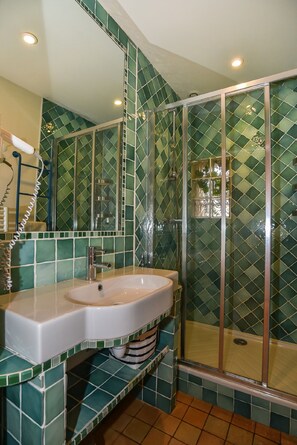 Dusche, Haartrockner, Toilettenpapier