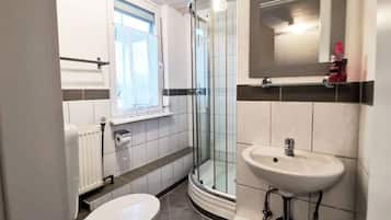 Apartment, 3 Bedrooms (incl. cleaning fee 50 EUR) | Bathroom | Towels