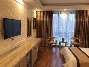 Deluxe Quadruple Room | Free WiFi, bed sheets - OYO 1120 Hai Anh Vip Hotel (Ha Long)