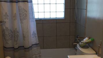 Ensemble douche/baignoire, sèche-cheveux, serviettes fournies, savon
