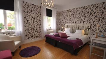 Habitación doble (Jonsboda) | Decoración personalizada, muebles diferentes y escritorio