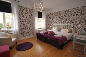 Tweepersoonskamer (Jonsboda) | Individueel gedecoreerd, individueel gemeubileerd, een bureau