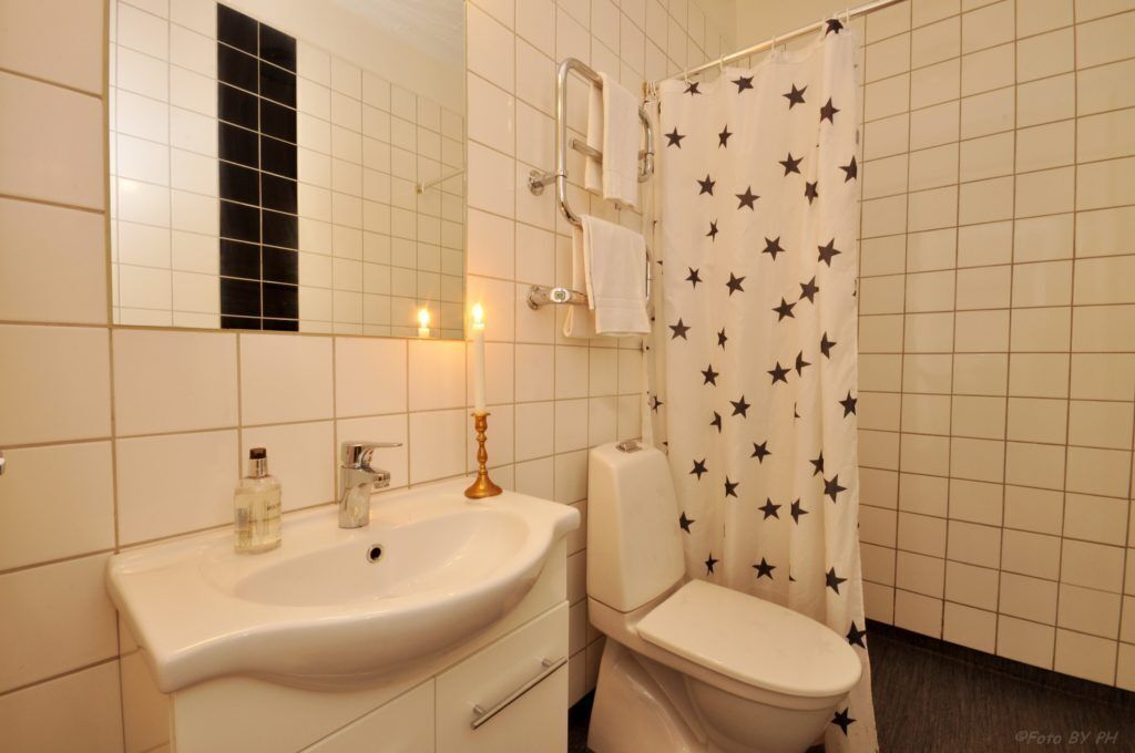 Dubbelrum (Gastorp) | Badrum | Dusch och handdukar
