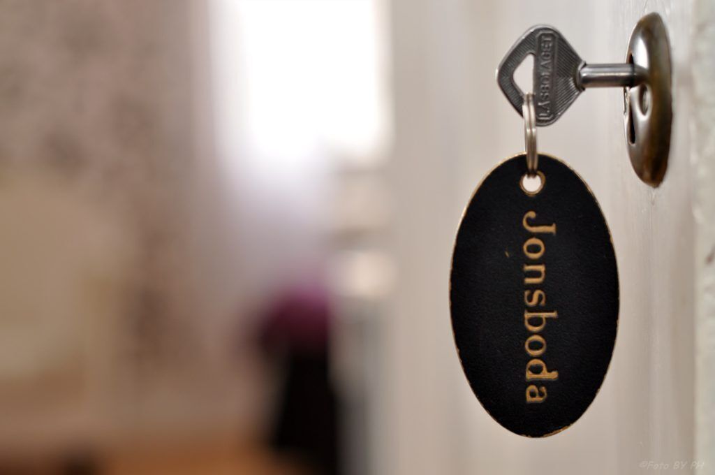 Un timbre con una placa que dice "Jongboda".
