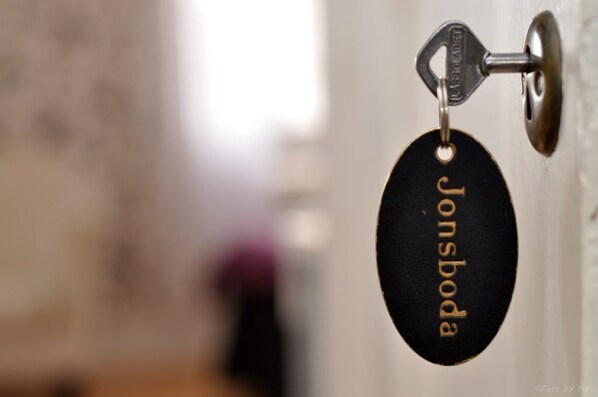 A doorbell with a nameplate that reads "Jongboda."