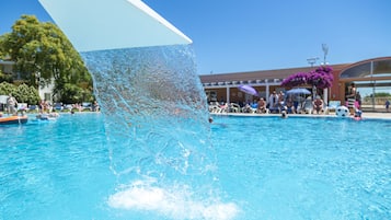 Piscine extérieure, chaises longues