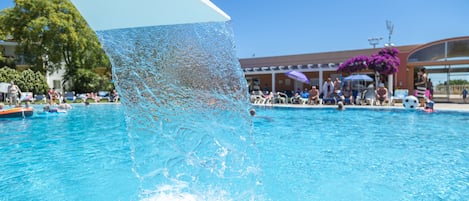 Outdoor pool, open 10:00 AM to 6:00 PM, sun loungers