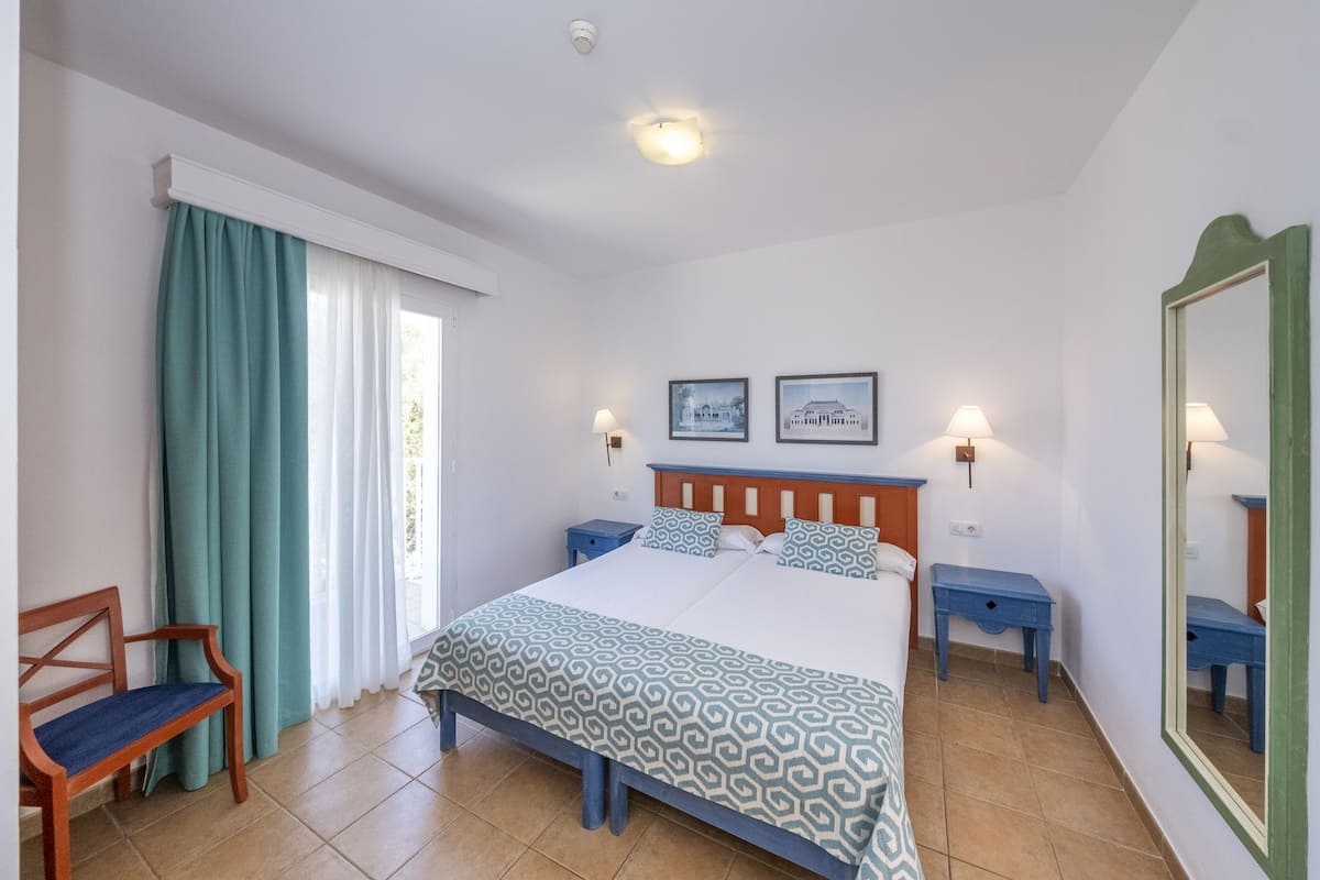 1 bedroom, blackout drapes, iron/ironing board, free WiFi