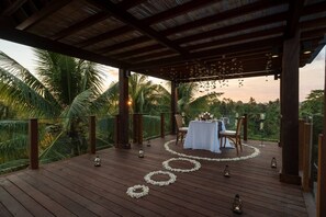 تناول الطعام بالخارج