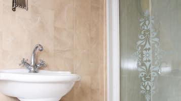 Apartment | Bathroom | Shower, hair dryer, towels