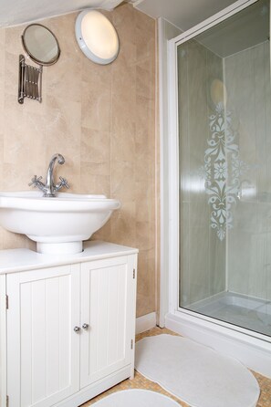Apartment | Badezimmer | Dusche, Haartrockner, Handtücher