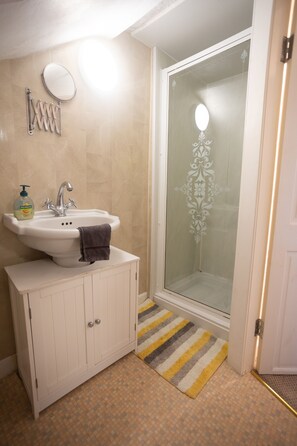 Apartemen | Kamar mandi | Shower, pengering rambut,  dan handuk