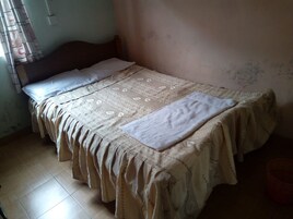 Standard Room | Desk